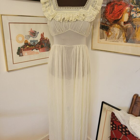 Vintage Pale Yellow lace and Nylon Nightdress - Picture 2 of 4